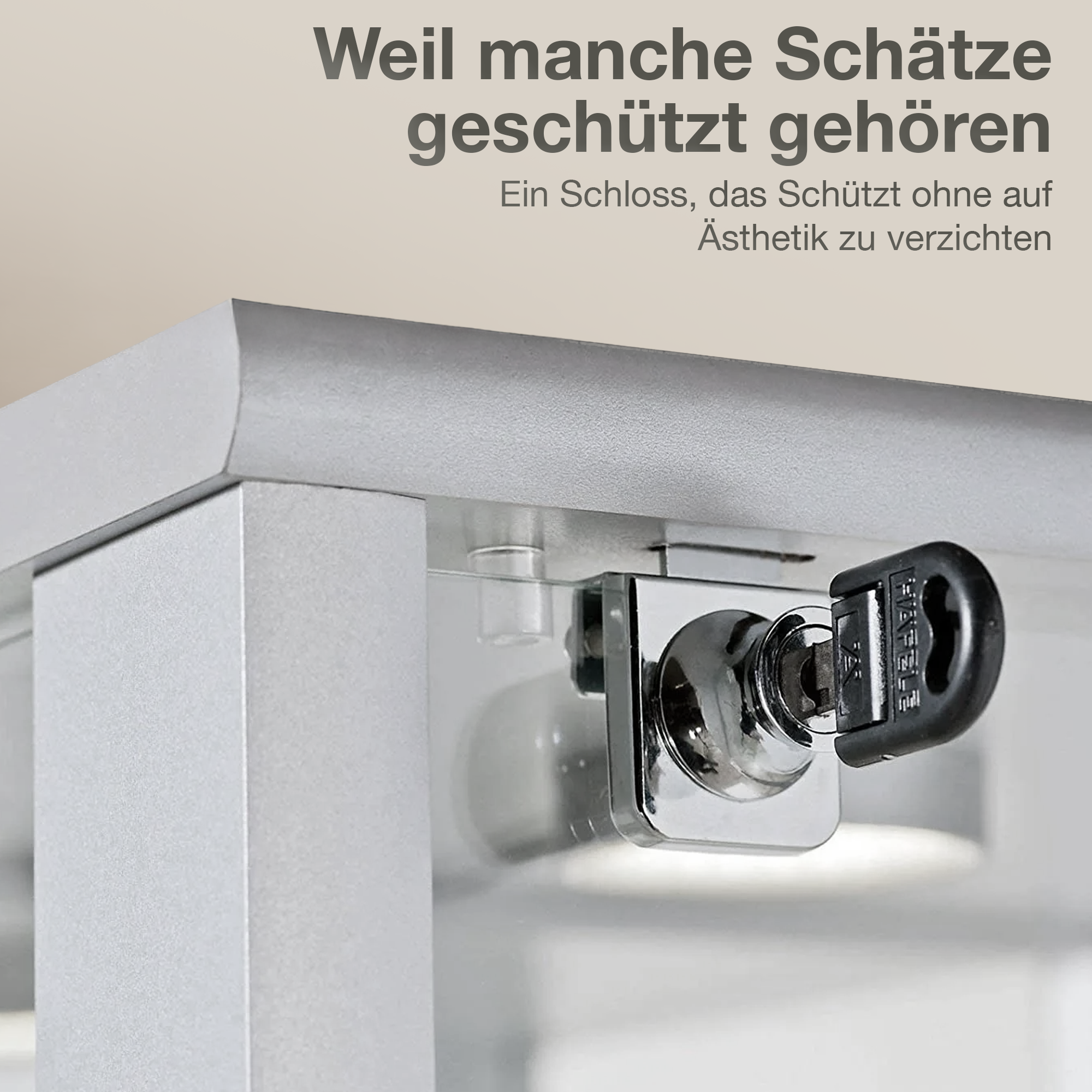 Standvitrine 2trg. mit LED, Spiegel & Schloss